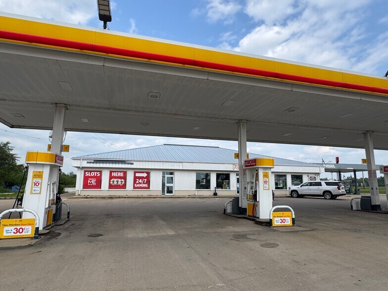 More Photos Of 510 W Cemetary Ave, Chenoa Service Station For Lease