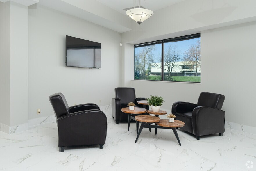 More Photos Of 17998 Chesterfield Airport Rd, Chesterfield Office For Lease