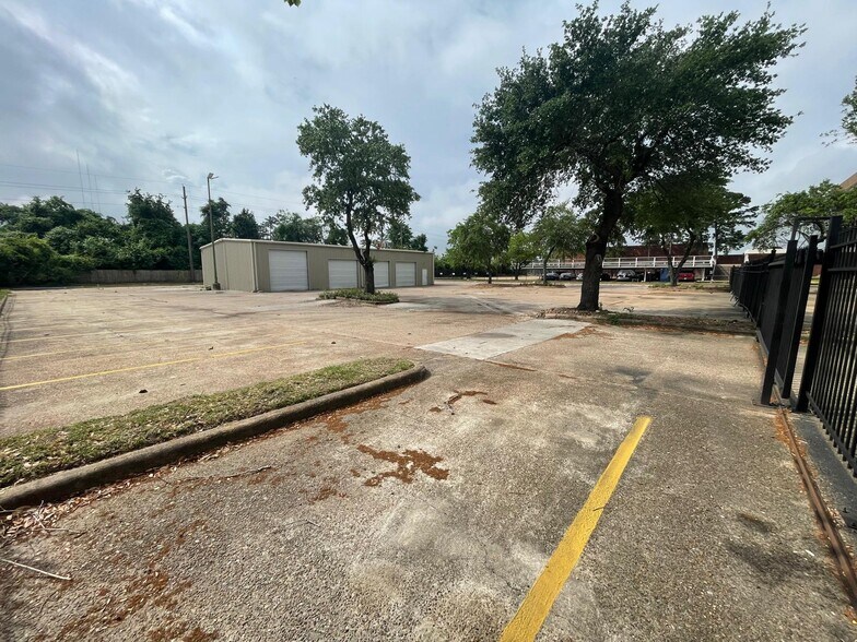 More Photos Of 3301 Cypress Creek Pky, Houston Warehouse For Lease