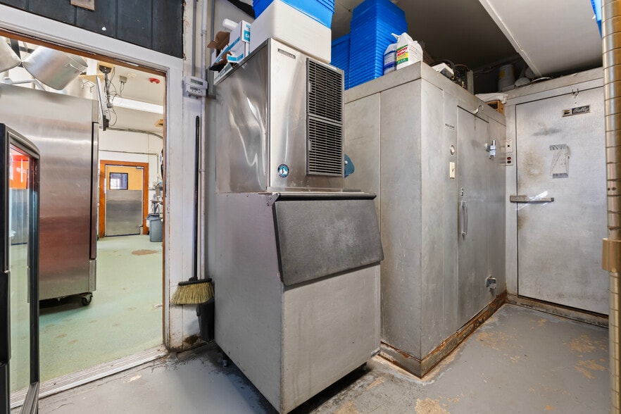 More Photos Of 52 Post Rd, Wells Restaurant For Sale