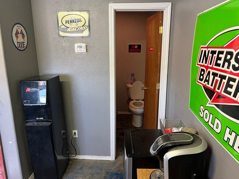 More Photos Of 1202 Cherokee St, Lindsay Auto Repair For Sale