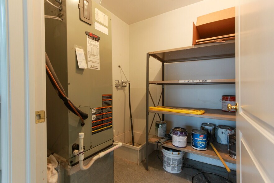 More Photos Of 36 Walnut St, Thurmont Warehouse For Lease