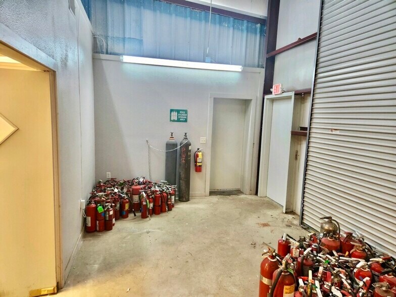 More Photos Of 5424 W Oak St, Palestine Showroom For Lease