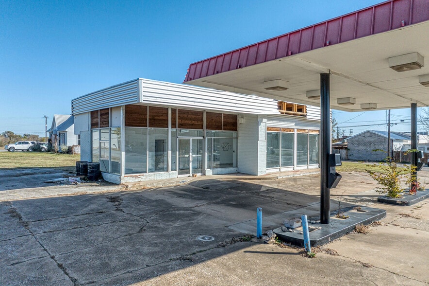 More Photos Of 212 N Austin Ave, Denison Bank For Sale