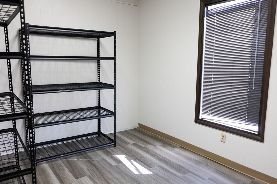 More Photos Of 115 W 1st St, Dumas Medical For Lease