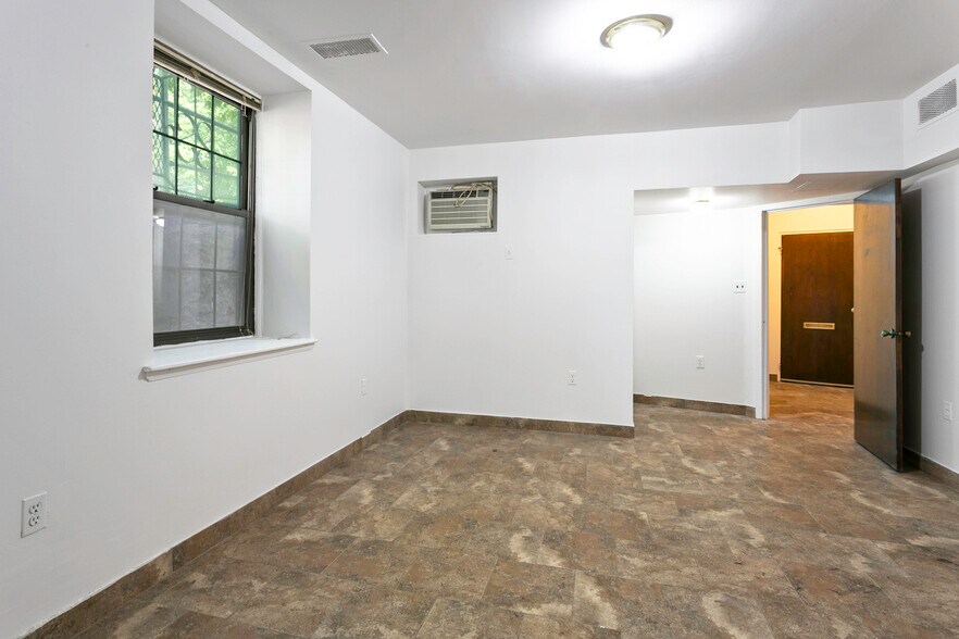 More Photos Of 6 Burns St, Forest Hills Apartments For Lease