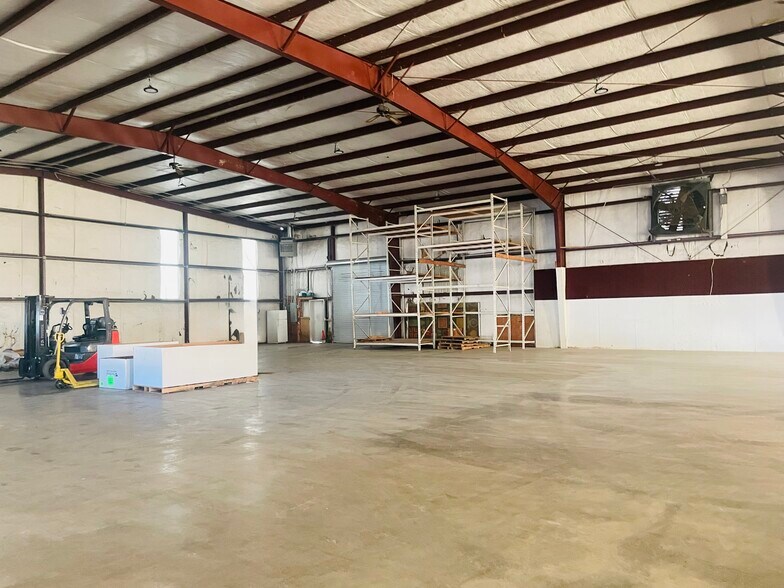 More Photos Of 201 E Lake Ave, Rossville Office For Lease