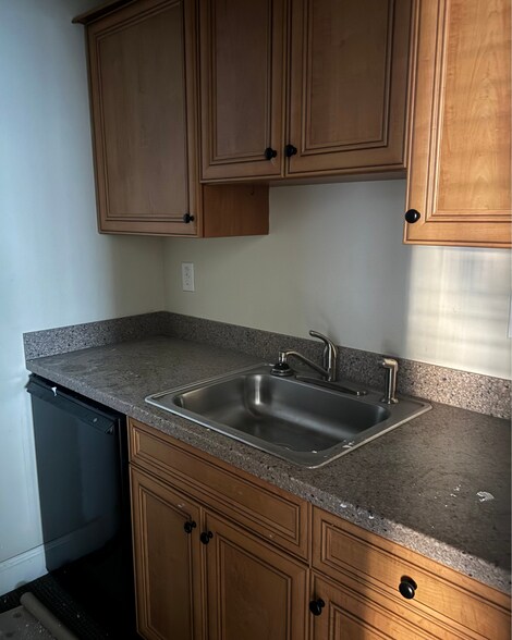 More Photos Of 1905 Woodstock Rd, Roswell Office For Lease