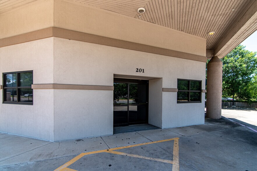 More Photos Of 201 W 5th St, Bonham Medical For Lease