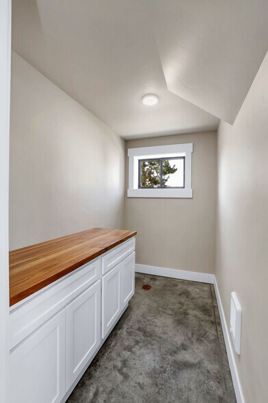 More Photos Of 217 Simmons St, Mccall Showroom For Sale