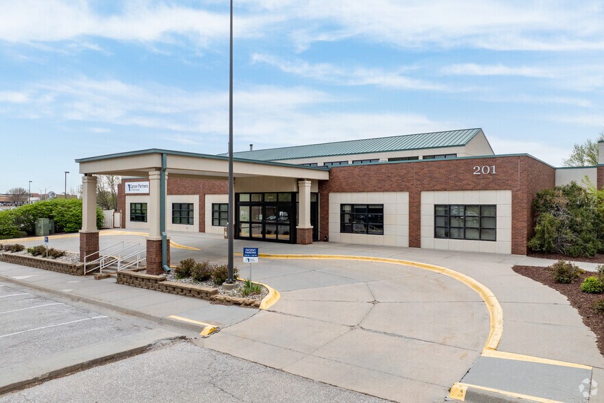 More Photos Of 201 S 68th St Pl, Lincoln Medical For Sale