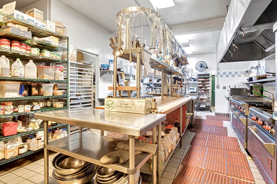 More Photos Of 2214 Stoner Ave, Los Angeles Freestanding For Lease