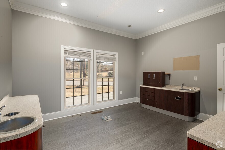 More Photos Of 501 Griffin Ave, Eastman Office For Sale