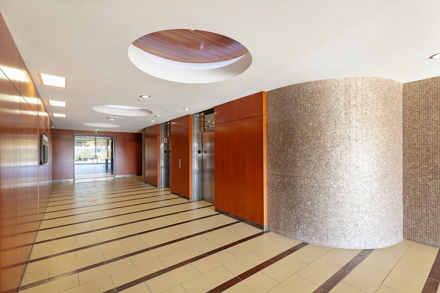 More Photos Of 2011 Palomar Airport Rd, Carlsbad Office For Lease