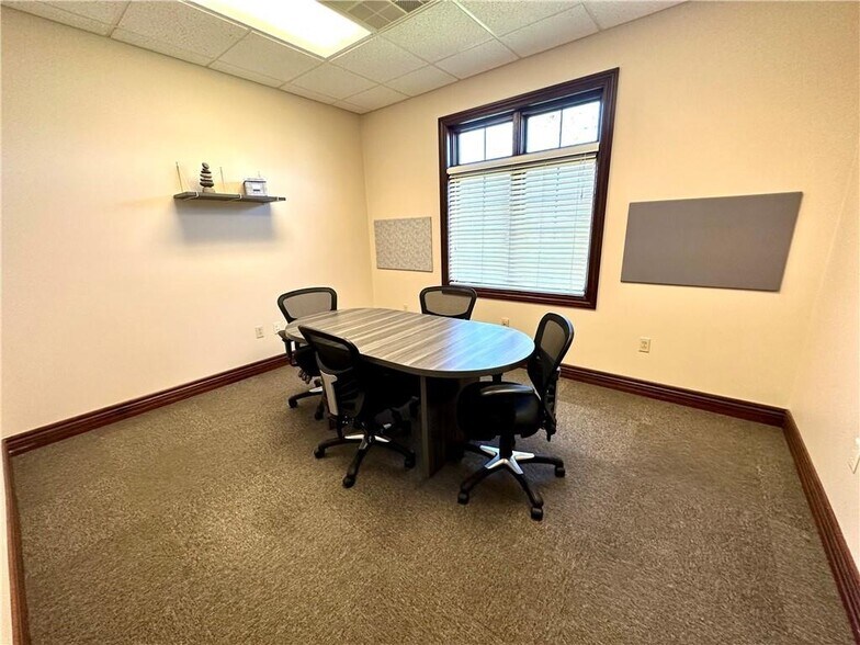 More Photos Of 909-921 Lake Land Blvd, Mattoon Office For Sale