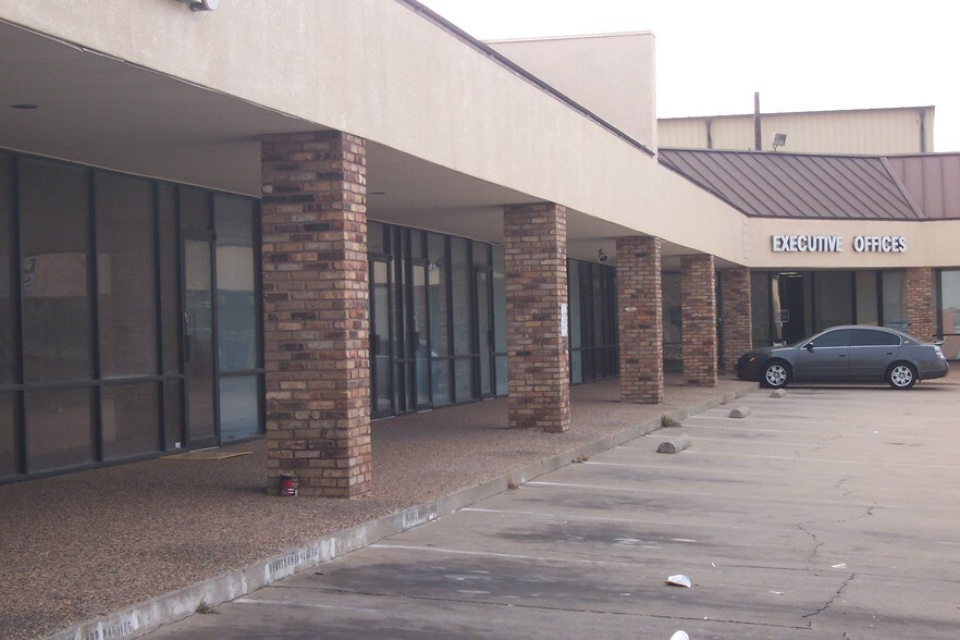 More Photos Of 6809 McCart Ave, Fort Worth General Retail For Sale