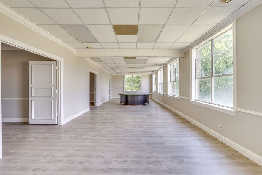 More Photos Of 1309 B W Abram St, Arlington Office For Sale