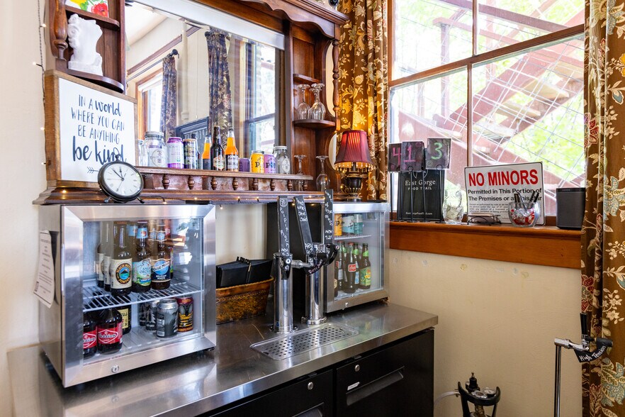 More Photos Of 40 SE Heimrich St, Dufur Hotel For Sale