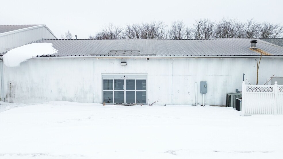 More Photos Of 147 Meriden Rd, Middlefield Garden Center For Lease