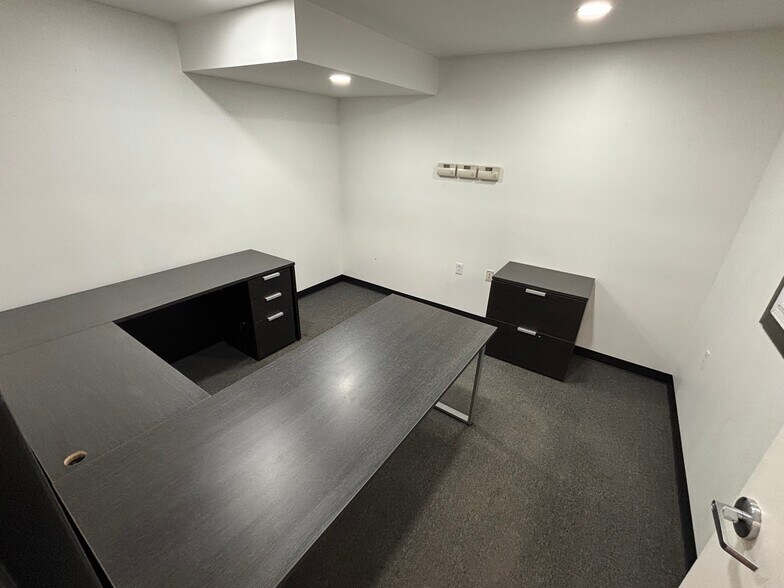 More Photos Of 29 Stillwater Ave, Orono Showroom For Lease