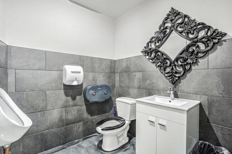 More Photos Of 4151 Rue Beaubien E, Montréal Storefront Retail Residential For Sale