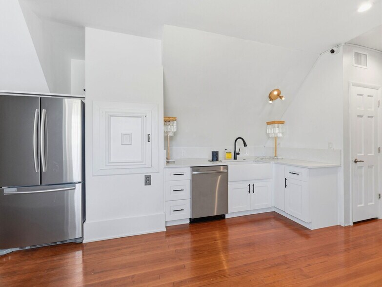More Photos Of 341 S Plant Ave, Tampa Office Residential For Lease