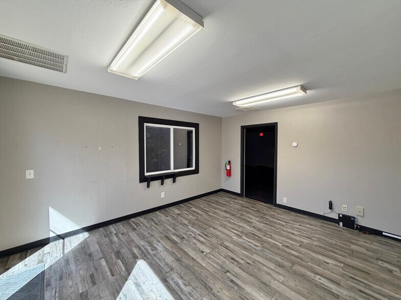 More Photos Of 1408 Fretz Ave, Edmond Warehouse For Sale
