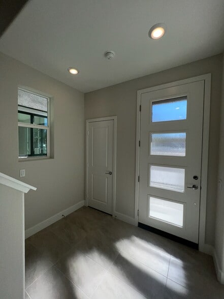 More Photos Of 3005 Cochran St, Simi Valley Specialty For Lease