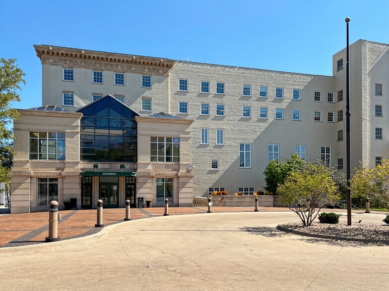 More Photos Of 2027 Dodge St, Omaha Coworking Space