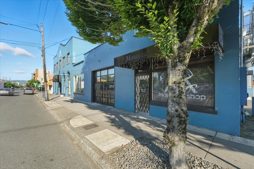 More Photos Of 2975 NE Sandy Blvd, Portland Storefront For Sale