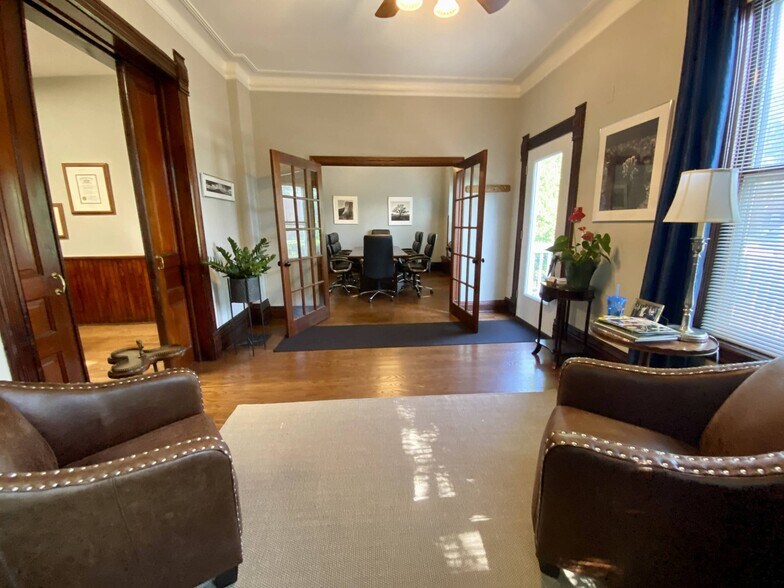 More Photos Of 137 W Park Ave, Libertyville Office For Lease