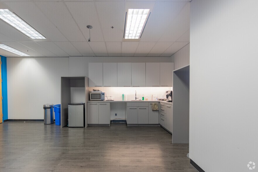 More Photos Of 125 Commerce Valley Dr W, Markham Coworking Space