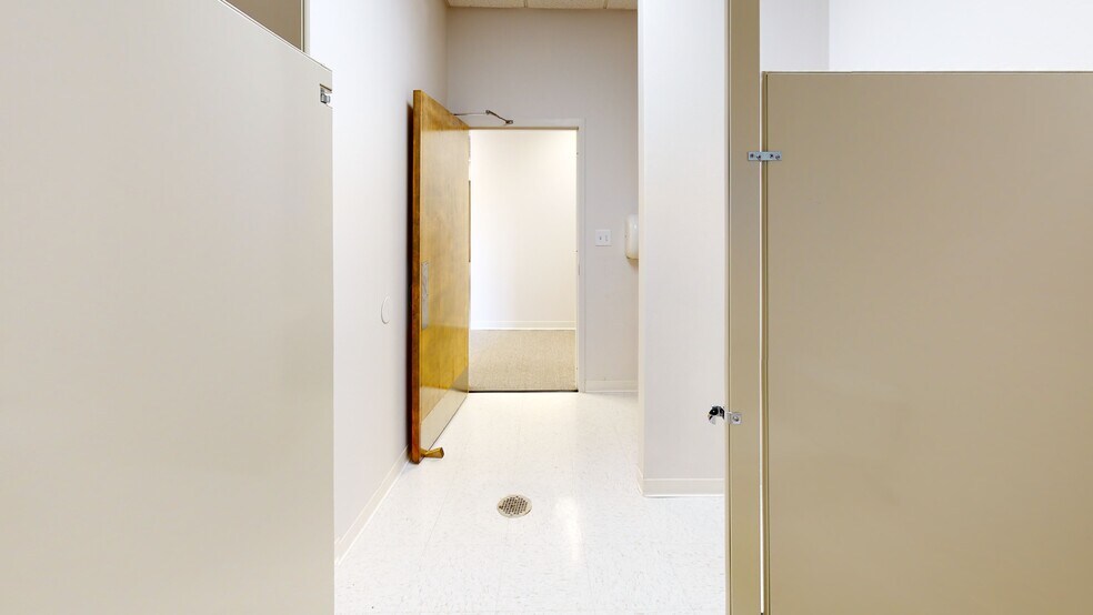 More Photos Of 2900 S Main St, Searcy Office For Sale