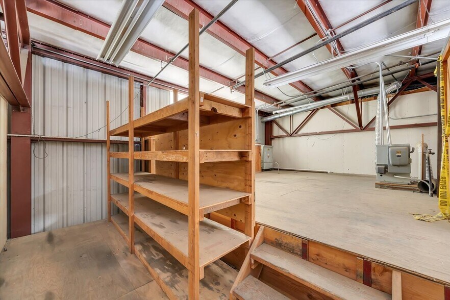 More Photos Of 20833 Mechanical Dr, Sonora Warehouse For Lease