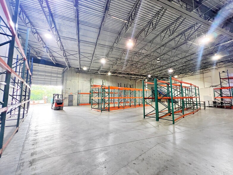 More Photos Of 10300-10380 NW 53rd St, Sunrise Distribution For Lease