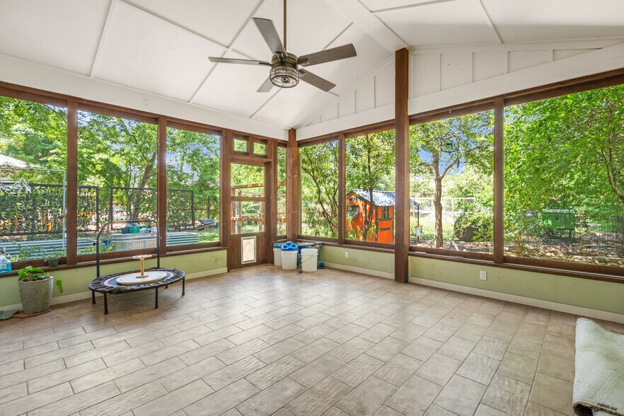 More Photos Of 1012 N Flores St, San Antonio General Retail For Lease