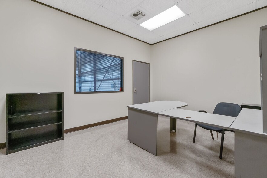 More Photos Of 5119 Hiltonview Rd, Houston Warehouse For Lease