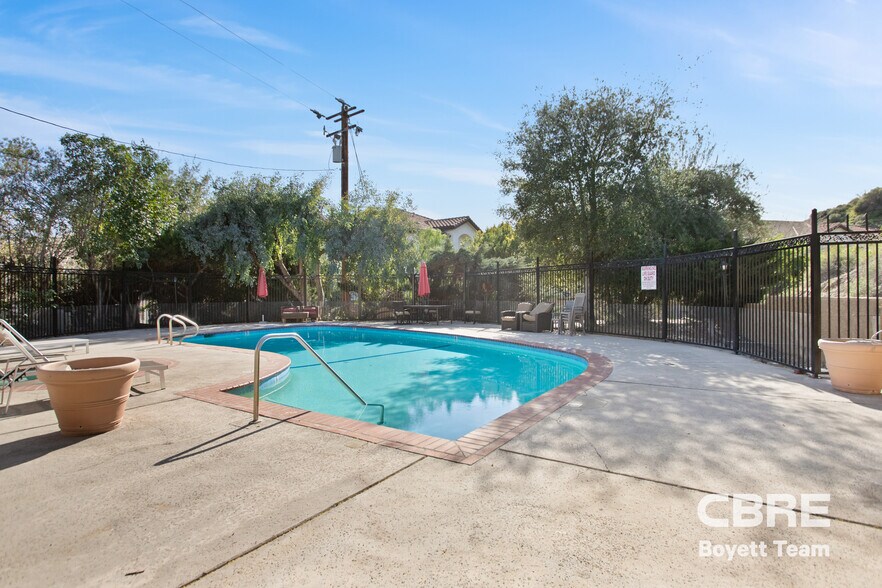More Photos Of 18046 Beneda Ln, Santa Clarita Apartments For Sale