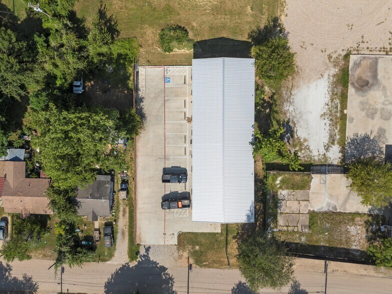 More Photos Of 210-212 Stanfield Dr, Waco Light Manufacturing For Lease