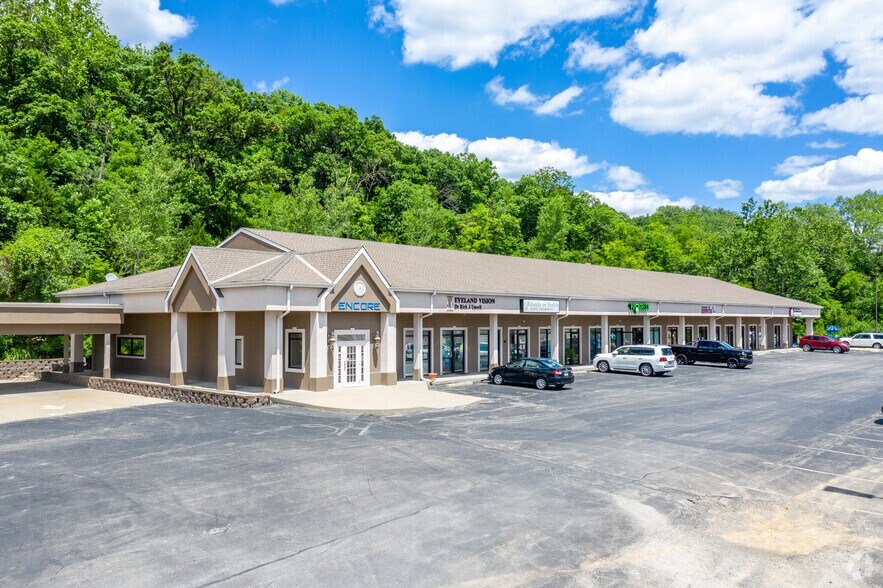More Photos Of 7400-7440 NW River Park Dr, Parkville General Retail For Lease
