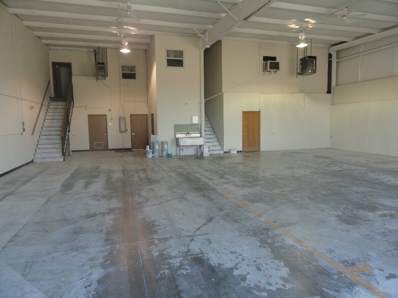 More Photos Of 1276-1298 Eisenhower Rd, Leavenworth Warehouse For Lease