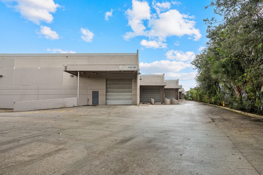 More Photos Of 10300-10380 NW 53rd St, Sunrise Distribution For Lease