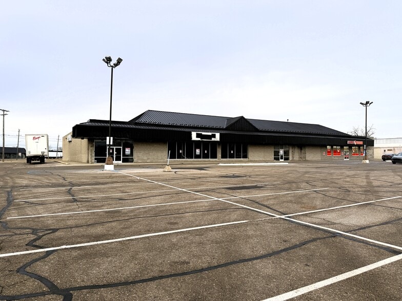 Primary Photo Of 11811 E 8 Mile Rd, Warren General Retail For Lease