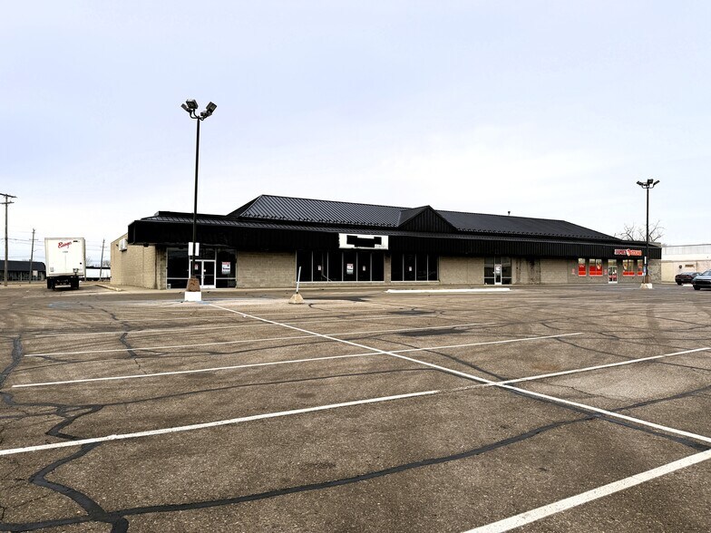Primary Photo Of 11811 E 8 Mile Rd, Warren General Retail For Lease