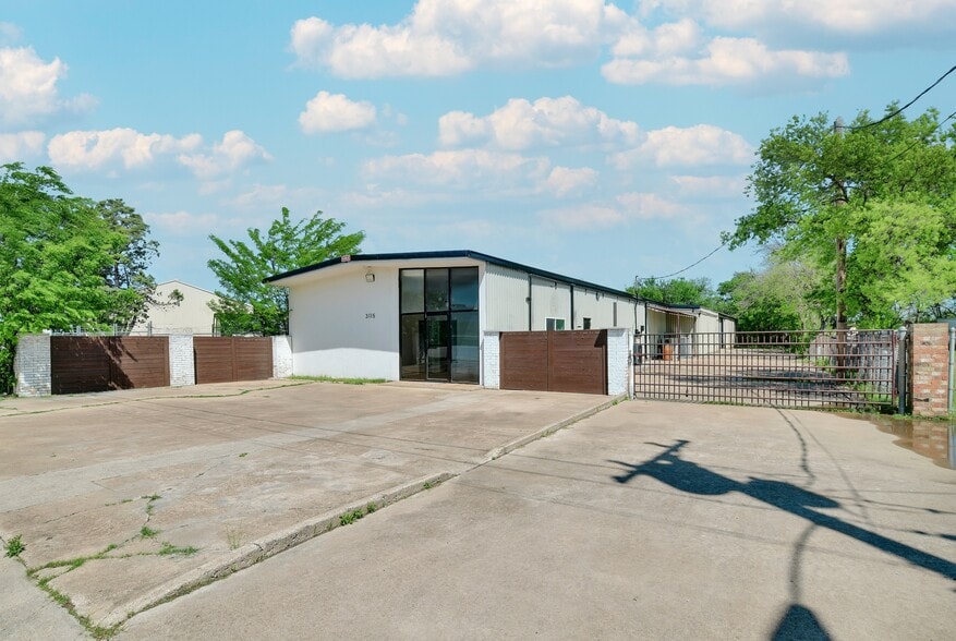 Primary Photo Of 3115 Sabine St, Forest Hill Warehouse For Sale