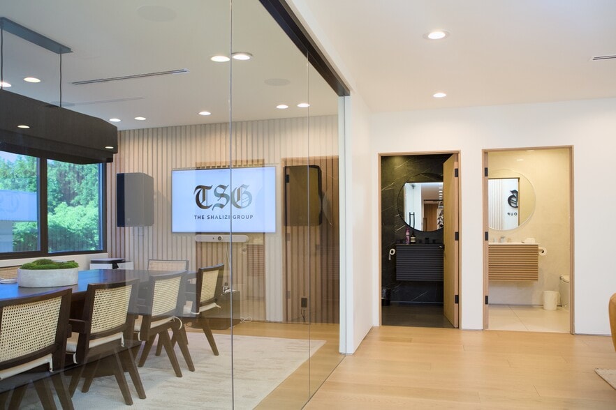 More Photos Of 648 N St. Andrews Pl, Los Angeles Loft Creative Space For Sale