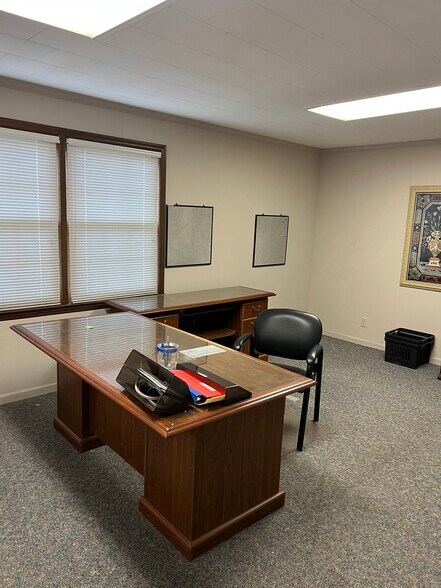 More Photos Of 1513 Anderson St, Belton Office For Sale