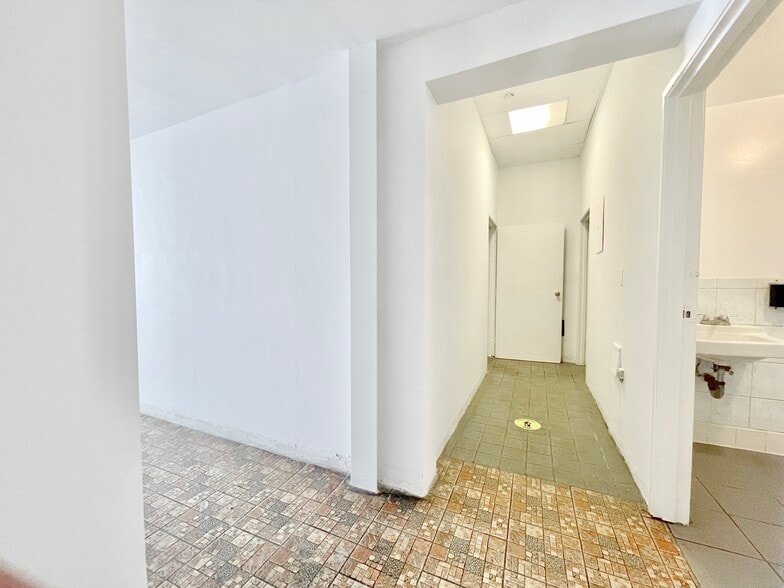 More Photos Of 1001 S Maple Ave, Los Angeles Storefront For Lease