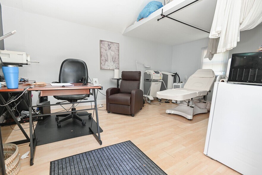 More Photos Of 37 Dundas St W, Mississauga Storefront Retail Residential For Sale