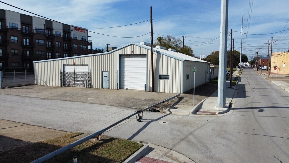 More Photos Of 823 W Broadway Ave, Fort Worth Warehouse For Lease
